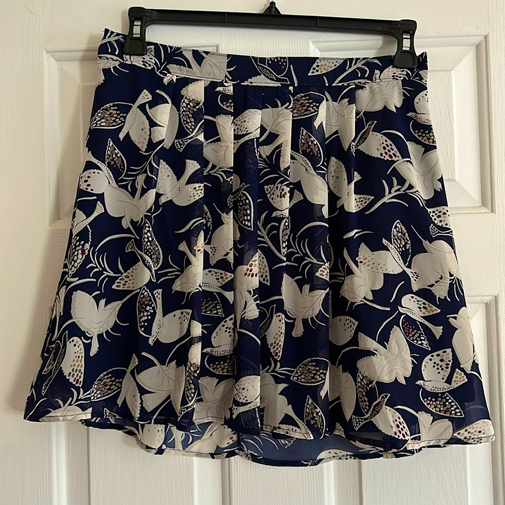 Old Navy blue dove and floral pleated skirt
